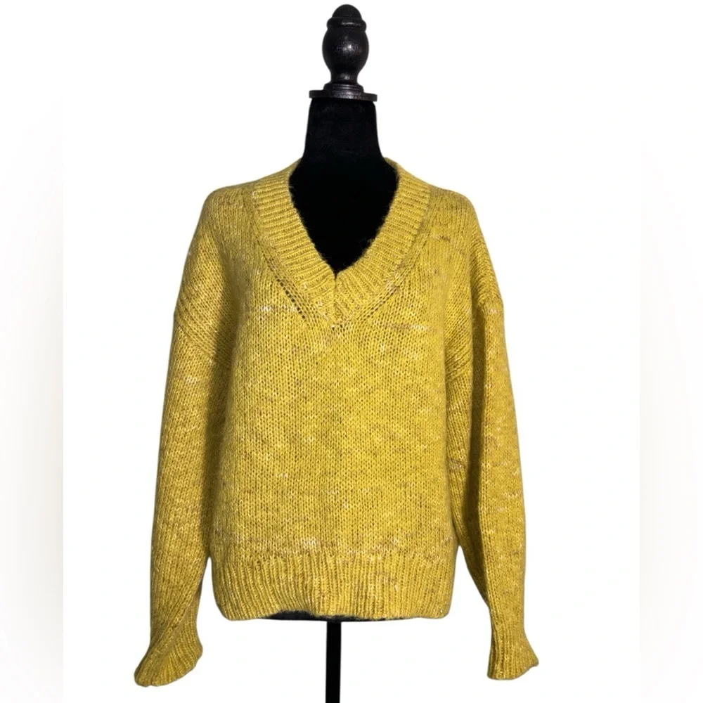 Universal Thread Women’s Oversized Knit fuzzy Sweater Size Medium Yellow V-Neck - Picture 1 of 9